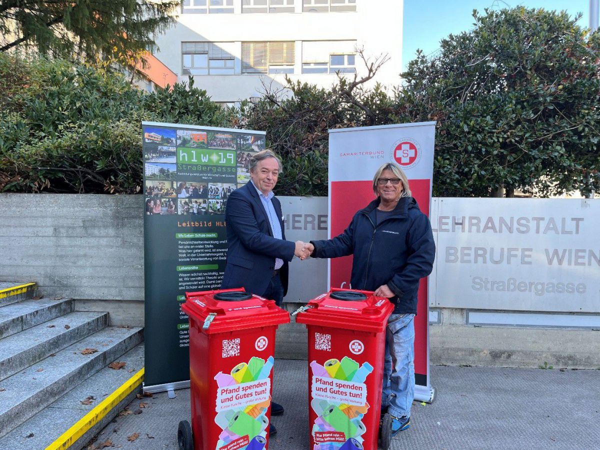 Die Übergabe der roten Pfandtonnen an Dir. Prof. Mag. Erich Rehberger.