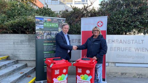 Die Übergabe der roten Pfandtonnen an Dir. Prof. Mag. Erich Rehberger.